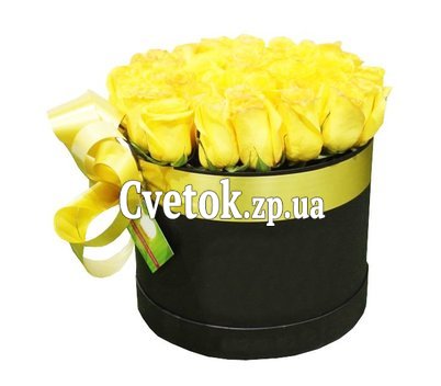 Розы желтого цвета в круглой коробке