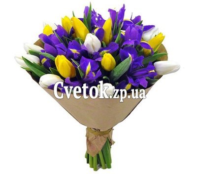 Синие ирисы, белые и желтые тюльпаны в букете