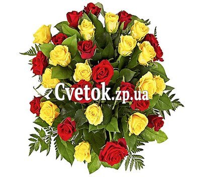Яркая корзина из желтых и красных роз