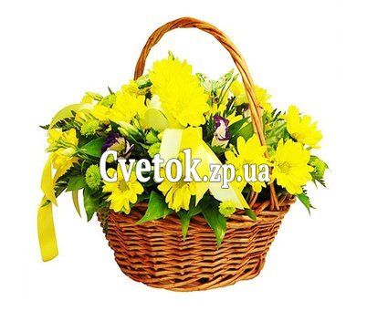 Желтые цветы в корзине