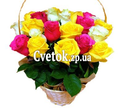 25 разноцветных роз в корзине