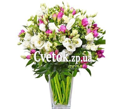 Бело-розовый букет из фрезий и эустом