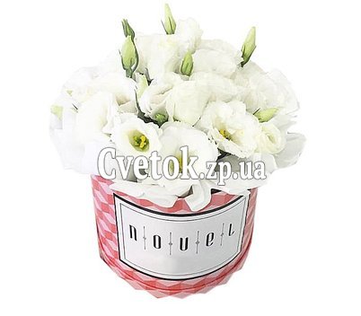 Белые эустомы в коробке