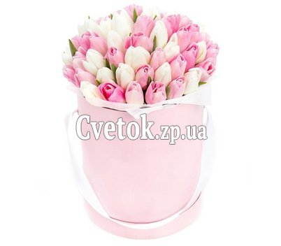 Белые и розовые тюльпаны в коробке