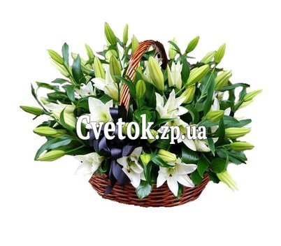 Белые лилии в корзине
