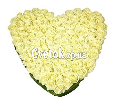 Белые розы в форме сердца