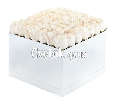 Розы в квадратной коробке