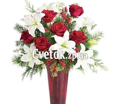Букет из лилий и роз к Новому году с ветками елки