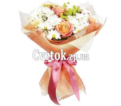 Букет из персиковых роз и хризантем