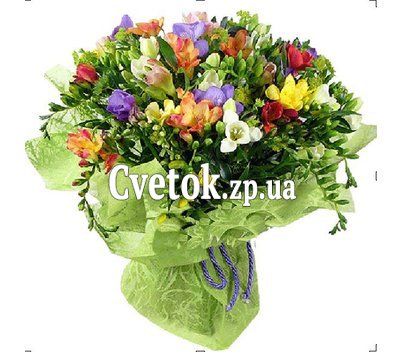 Букет из разноцветных фрезий с зеленью