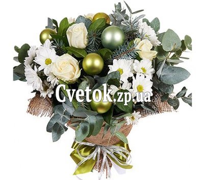 Букет до Нового року з квітами та іграшками