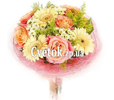 Букет с персиковыми розами, герберами и хризантемами