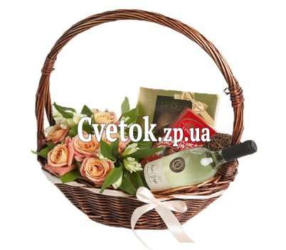 Цветы и конфеты с вином в корзине