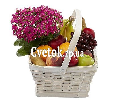 Цветы и корзина фруктов