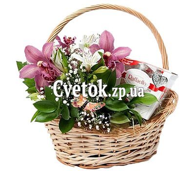Цветы и Рафаэлло в корзине