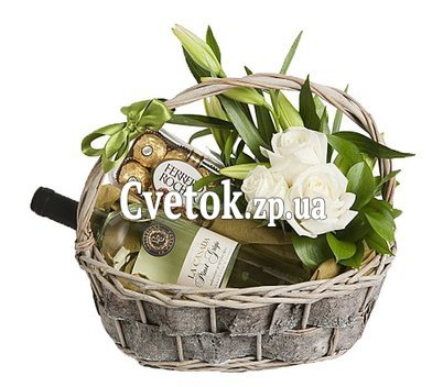 Цветы и вино в корзине