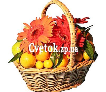 Цветы с фруктами в корзине