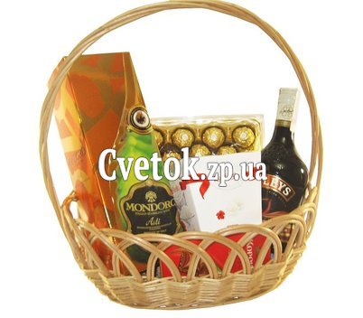 Элитное шампанское и конфеты в корзине