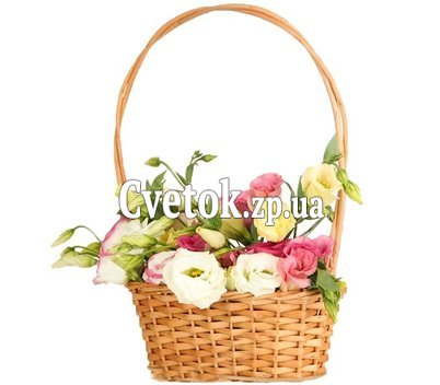 Эустомы в корзине
