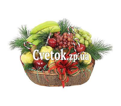 Фруктовая корзина к Новому году с ветками ели