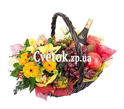 Фруктовая корзина с цветами