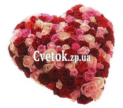 Громадное сердце роз разных цветов