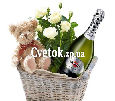 Комнатный цветок, мишка и шампанское в корзине