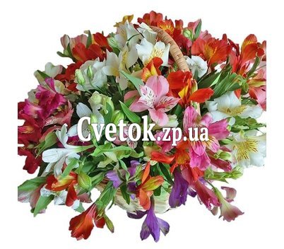 Композиция из альстромерий в корзине