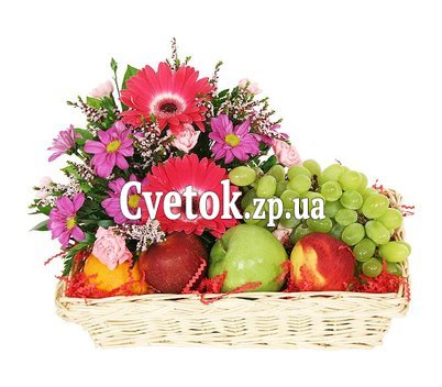 Композиция из цветов и фруктов в корзине