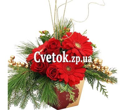 Композиция с новогодним декором:игрушки, ветки сосны