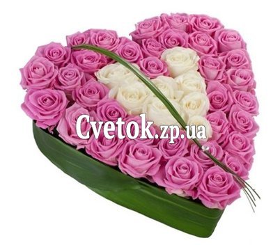 Композиция в форме сердца из роз