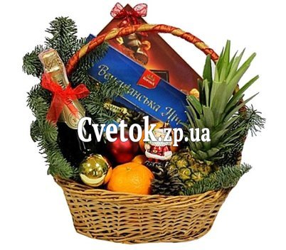 Цукерки, шампанське, фрукти в кошику