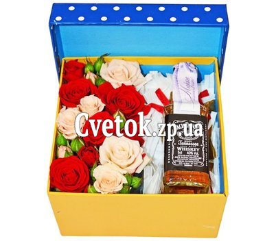 Коробка цветов с виски для мужчины