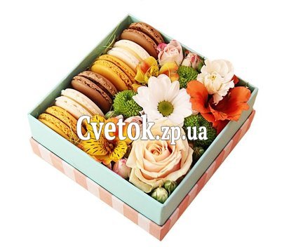 Коробка цветы и макаруны