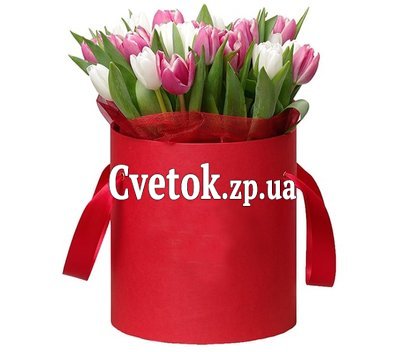 Коробка из белых и розовых тюльпанов