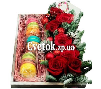 Коробка к Новому году с макарунами и цветами