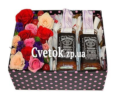 Коробка с виски и цветами мужчине