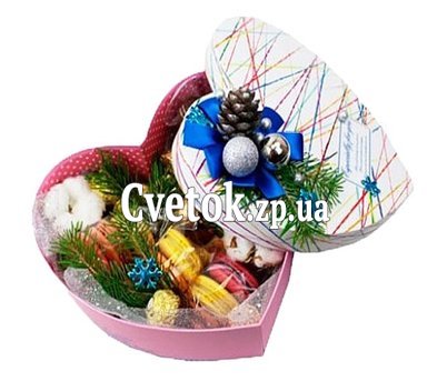 Коробка со сладостями и новогодним декором