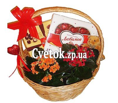 Корзина цветов и сладостей
