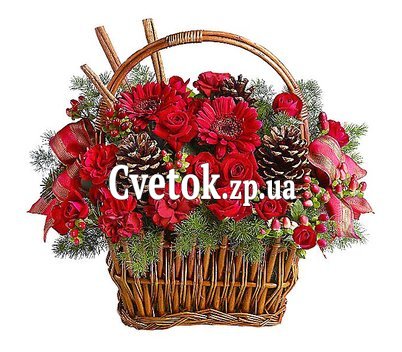 Корзина цветов с шишками и ветками сосны