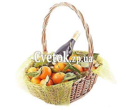 Корзина фруктов с вином