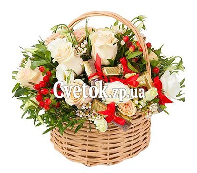 Корзина из роз и сладостей