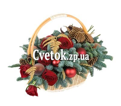 Корзина к Новому году из веток ели или сосны с розами и игрушками