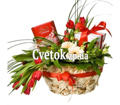 Корзина с цветами и конфетами