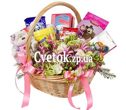 Корзина с цветами и сладостями