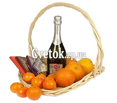 Корзина с фруктами, шампанским и шоколадом