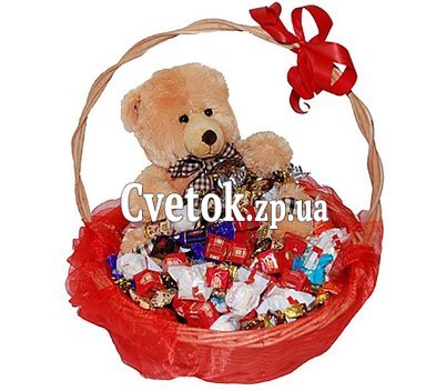 Корзина с конфетами и мягкой игрушкой