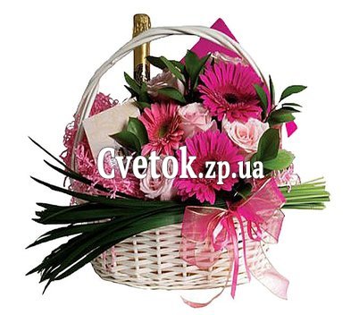 Корзина с конфетами, шампанским и цветами