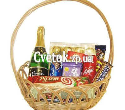 Корзина со сладостями и шампанским