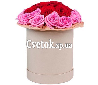 Красные и розовые розы в шляпной коробке